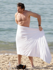 hugh jackman shirtless towel 1.jpg