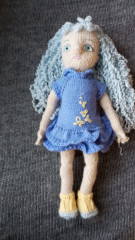 IMG_20241109_095907.jpg (204.27 КБ) 9337 просмотров Это Мальвина, страшненькая, но зато авторская, мечтала вязать своих кукол, но стала покупать и искать мк, получать, так сказать, опыт, так и получаю его до сих пор)