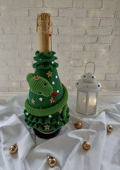 IMG_20241022_181150_652.jpg (177.36 КБ) 6476 просмотров Вязаный чехол на шампанское с символом года змеей на новогодней ёлочке.