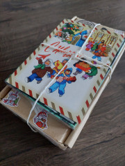 20241129_105335.jpg (240.09 КБ) 3816 просмотров А под открыткой какие-то модные конфеты с хозяйкой Медной горы (перед глазами книга из детства "Малахитовая шкатулка")