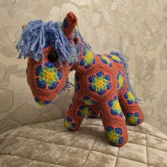 20251027_230457.jpg (294.45 КБ) 2845 просмотров Эту лошадку назвала клубникой<br />Все цвета соответствуют сезону, спелости, небу<br />И в ушке у лошадок по клубничке/земляничке))))