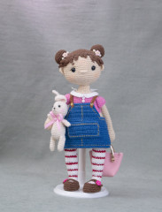 Куколка с сумочкой и зайчиком