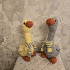 20251111_003222.jpg (338.39 КБ) 2909 просмотров Довязала шарфики, теперь им не страшен холод)))