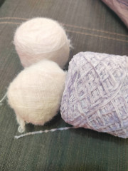 Белый фетровая и меховушка, хороший микс получается, велюр серо-серебристый)