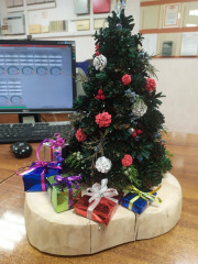 IMG_20211214_000011.jpg (187.5 КБ) 24476 просмотров Делала поделку в садик к Новому году. Из шишек и того, что в закромах было)))