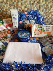 Ну, и вот оно все богатство! И сладости, и тканюшка,  отличная, кстати, по качеству. Очень благодарна! И чай, и душистость сиреневая, и набор полотенечек!