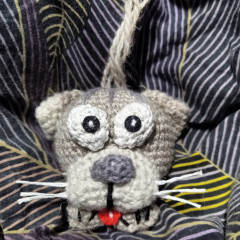 1766497697646.jpg (295.35 КБ) 1257 просмотров Мой шарик на ёлку - котик. Вязала в онлайне с мастером Наталья Балык. МК доступный и классный