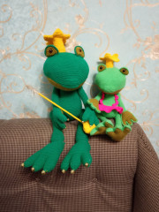 когда то давно, году так в 2020 вязала лягушек на заказ, уехали на дальний восток