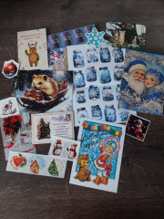 20260211_094713.jpg (370.12 КБ) 2630 просмотров От Наташеньки столько новогодней красотищи. Ёжик шикарный! Дед Мороз со снегурочкой и Мишка со снегурочкой как в детстве. Наклейки, календарик все такое милое праздничное и Зимнее.