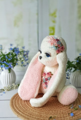 IMG_20240428_121800-01.jpeg (152.58 КБ) 1111 просмотров Зайка Мелисса по мк Т. Белоусовой. Спицы.