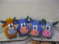 БЫЧОК-ТОЛСТЯЧОК от Елены Беловой 4.jpg (179.08 КБ) 692 просмотра БЫЧОК-ТОЛСТЯЧОК от Елены Беловой (2020)<br />Навязала таких очень много, ушли на Новый год в подарки.