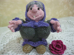 Моя самая первая игрушка - Бабушка-ИГОЛЬНИЦА от Сашеньки luvalensia. Вязала на сайте Сатилина (2010)<br />Использовать её как игольницу, всё-таки, рука не поднялась.