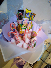 IMG_20210927_172129.jpg (195.96 КБ) 7580 просмотров Училась делать букет из конфет))