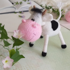 20200630_133246_edited.jpeg (176.58 КБ) 4681 просмотр Бычок- черный бочок.<br />Связан спицами. Мой авторский МК.<br />На каркасе, крутит шеей и хвостом, двигаются ножки