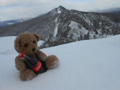 IMG_20220518_191347_266.jpg (148.94 КБ) 6146 просмотров Это одна из первых моих игрушек. Вязала спицами. Фото сделано в Башкирии на фоне Малого Ямантау. А вот чей мк - не помню