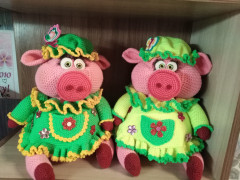 IMG_20210214_213223.jpg (222.6 КБ) 5260 просмотров Эти очаровательные хрюши связаны по мк моей самой любимой рукодельницы Елены Беловой. Это не просто игрушка, это - копилка. Внутри банка, а денежки закидывать в ротик)