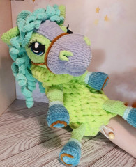 IMG_20220622_143419.jpg (236.75 КБ) 7112 просмотров Мягкая пижамница, активно используется своей маленькой хозяйкой в качестве игрушки, пижамница и даже рюкзака!