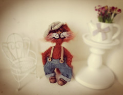 eQBGBoFWpm0.jpg (103.06 КБ) 4567 просмотров Есть где-то Кошачья планета. <br />Там кошки, как люди, живут: <br />Читают в постели газеты <br />И кофе со сливками пьют.<br /> У них есть квартиры и дачи, <br />Машины и прочий комфорт. <br />Они обожают рыбачить <br />И возят детей на курорт.<br /> Летают в заморские страны. <br />Находят алмазы с кулак. <br />Сажают на клумбах тюльпаны<br /> И даже разводят собак. <br />Роскошная жизнь на планете <br />У кошек, котов и котят! <br />Но странные жители эти <br />Всё время о чём-то грустят… <br />Как много игрушек хороших! <br />Как много пластинок и книг!… <br />Вот нет только кошек у кошек. <br />Ах, как же им грустно без них!