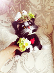 IMG_20220404_133717.jpg (246.01 КБ) 4557 просмотров Котенька в смешанной технике, спицы и крючок.