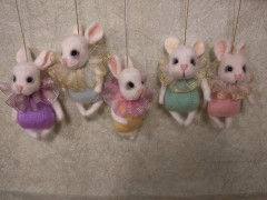 IMG_20221003_002708.jpg (215.41 КБ) 5391 просмотр Эти милые малыши, воздушно-зефирные, связаны по мк Светланы Комаровой. Описание понятны, доступны, вязать легко и приятно, результат радует.