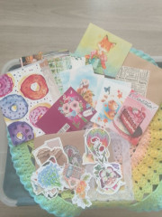 тотошк.jpg (192.81 КБ) 2391 просмотр куча открыток и оформлялок..а еще есть конверт с собранным Наташей набором для создания самодельной открыточки..даже задник-разлиновка прилагается...