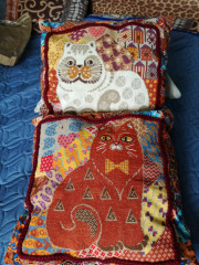 IMG_20230809_143432.jpg (370.4 КБ) 14599 просмотров Мои котоподушки, конечно декоративные! Вышивать два года, двойным крестом!