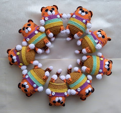 тигрули_01.jpg (295.48 КБ) 6978 просмотров Тигрики связаны по мк Мирины Чучкаловой «Тигруля-брелок»