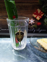 IMG_20231213_152751.jpg (267.32 КБ) 4525 просмотров Залить нужно 200мл горячей или холодной воды. А у меня только такая тара больше 200мл, у мужа позаимствовала, любит он этот стакан, да и видно будет содержимое.