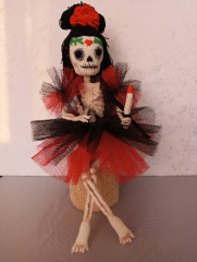 IMG20240105160246.jpg (195.5 КБ) 7164 просмотра «SANTA MUERTE» по мк Юлии Мязиной, связана из ярнарт виолет, кр 1 кловер, рост получился чуть больше 30 см