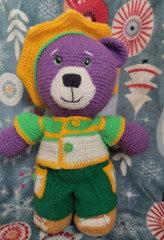 IMG_20240602_130712.jpg (184.19 КБ) 7776 просмотров Моя вторая и потому не самая удачная игрушка. Вязала по неудачному БП мк. Поэтому что бы компенсировать связала этот комплект одежду. Дизайн и идея мои